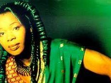 a410122234-musica-dei-popoli-donne-d-africa-recupera-il-concerto-di-sally-nyolo-il-29-ottobre