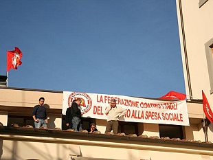 b010201315-l-assessore-allocca-sul-tetto-contro-la-politica-sociale-del-governo