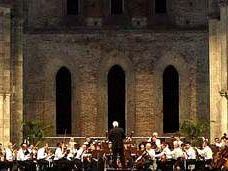 a708131527-a-san-galgano-il-concerto-di-belkin-con-l-orchestra-di-sofia-diretta-da-naydenov