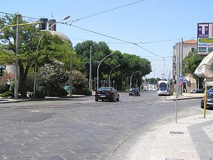 a809091327-tramvia-un-solo-binario-davanti-al-duomo-una-soluzione-adatta-ai-centri-storici