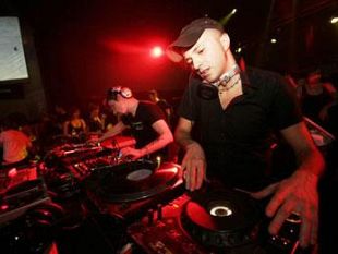 a906102258-fiesole-domani-alle-2300-si-inaugurano-le-feste-del-queen-s-palace-al-castel-di-poggio-in-via-di-vincigliata-4