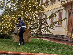 montermurlo-scritte-naziste-sullalbero-di-natale