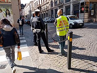 urta-vigile-e-si-allontana-denunciato