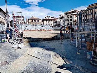 fotografie-firenze-in-fermento-per-il-calcio-storico-ultimi-ritocchi-in-piazza
