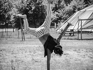 circo-parade-giocolieri-e-clown-in-sella-a-una-moto-per-i-bambini-autistici