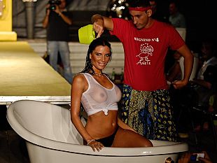 miss-maglietta-bagnata-compie-25-anni