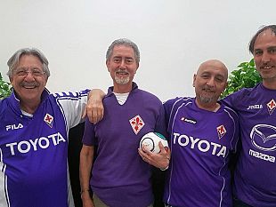 porta-romana-in-viola-mostra-delle-maglie-storiche-della-fiorentina