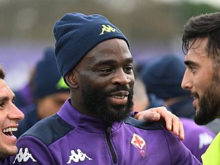 maglia-viola-per-il-calciatore-nanitamo-jonathan-ikone