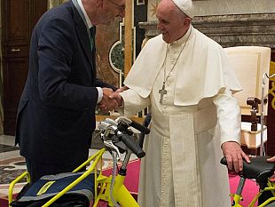 poste-dona-a-papa-francescola-bicicletta-ecologica-del-portalettere