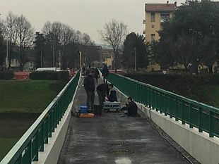 passerella-isolotto-cascine-chiude-per-posa-giunti-e-prove-dinamiche