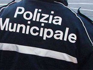 ruba-giacca-a-vento-bloccata-dai-commercianti