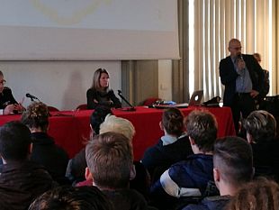 codice-della-strada-alcol-droga-e-sballo-la-polizia-incontra-gli-studenti-a-firenze