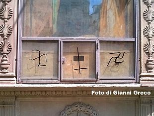 tabernacolo-sfregiato-svastiche-e-croce-rovesciata-nel-centro-di-firenze