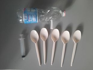 fumano-droga-da-bottiglietta-di-plastica-trasformata-in-pipa