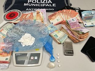 cocaina-e-32mila-euro-in-contanti-in-casa-pusher-arrestati