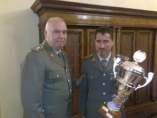a912031123-esercito-italiano-premiati-gli-atleti-della-firenze-marathon-2009