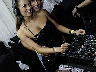 b107180720-gf11-a-firenze-la-coppia-pietro-titone-e-ilaria-natali