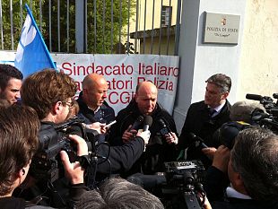 b204122141-presidio-del-sindacato-davanti-alla-caserma-de-laugier-a-firenze