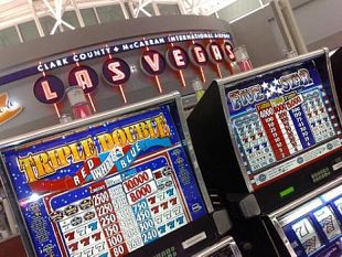 b106301440-slot-machine-giro-di-vite-alle-macchinette-pubbliche-per-il-gioco-d-azzardo