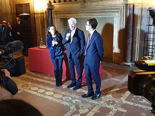 le-chiavi-della-citta-a-richard-gere-tra-polemiche-e-baci