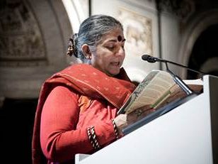 vandana-shiva-e-mastrojeni