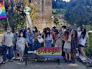una-panchina-arcobaleno-contro-lomofobia