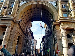 la-befana-in-piazza-repubblica-spettacolare-discesa-dallalto