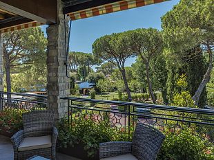 lusso-a-bordo-piscina-la-toscana