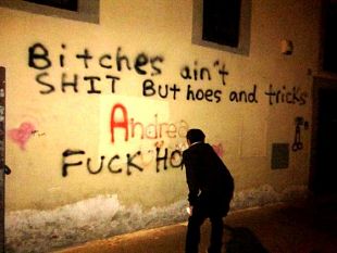 b211261404-scrivono-sui-muri-in-centro-a-firenze-le-immagini-degli-imbrattatori