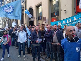 b210231446-polizia-e-forze-armate-in-piazza-anche-a-firenze-ma-senza-autorizzazione