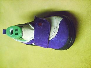 a908281857-presentata-la-scarpa-per-bambini-allungabile-che-contiene-tre-numeri