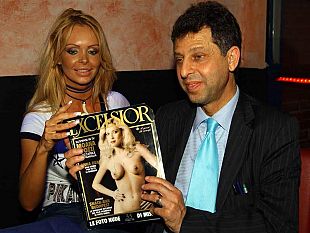 b212121707-ultimo-saluto-a-schicchi-al-sexy-disco-minuto-di-silenzio-ragazze-col-lutto