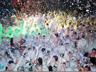 b306081050-schiuma-party-la-festa-di-fine-anno-scolastico-allo-space-club