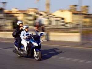 b108062137-si-ai-motorini-di-sera-in-piazza-pitti