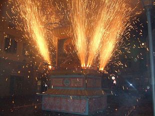 b204041600-tutto-pronto-per-lo-scoppio-del-carro