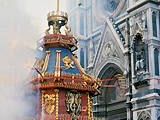 b204081312-scoppio-del-carro-a-firenze-la-colombina-vola-sotto-l-acqua
