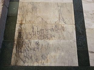 b308011420-scritta-sul-battistero-indagini-per-identificare-il-vandalo