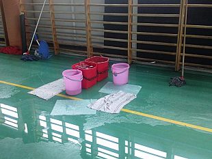 b212201515-galilei-dopo-i-crolli-in-alcuni-istituti-ora-piove-dentro-l-itis-di-soffiano