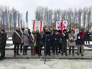 treno-della-memoria-ad-auschwitz-gli-studenti-toscani-depongono-una-corona-in-memoria-delle-vittime