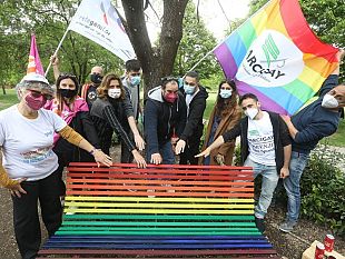 bandiere-e-panchine-arcobaleno