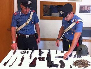 armati-di-kalashnikov-si-allenano-allaperto