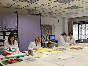 siena-gino-bartali-le-maglie-donate-restaurate-e-benedette