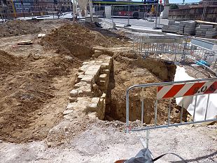 ritardo-in-piazza-goldoni-trovate-mura-e-case-medievali