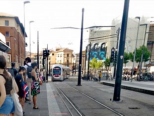 troppa-coda-e-lui-con-il-van-passa-sui-binari-della-tramvia