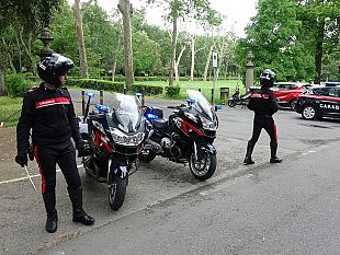 droga-alparco-delle-cascine-spacciano-cocaina-ma-i-carabinieri-spuntano-dai-cespugli