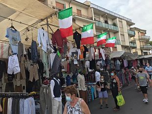 il-mercato-di-empoli-si-colora-di-azzurro