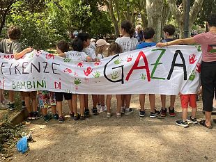 gaza-la-scritta-basta-stasera-su-palazzo-vecchio-e-museo-novecento