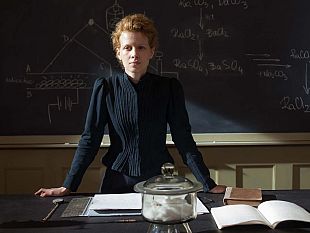 la-torre-di-pisa-si-illumina-di-blu-per-bright-la-notte-delle-ricercatrici-e-dei-ricercatori