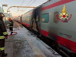 treno-di-lunga-percorrenza-e-alta-velocita-fermo-a-lastra-a-signa