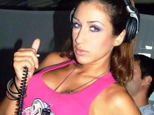 b202241648-jessie-diamond-alla-consolle-di-you-are-famous